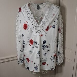 JustFashionNow Floral Lace Women's Blouse